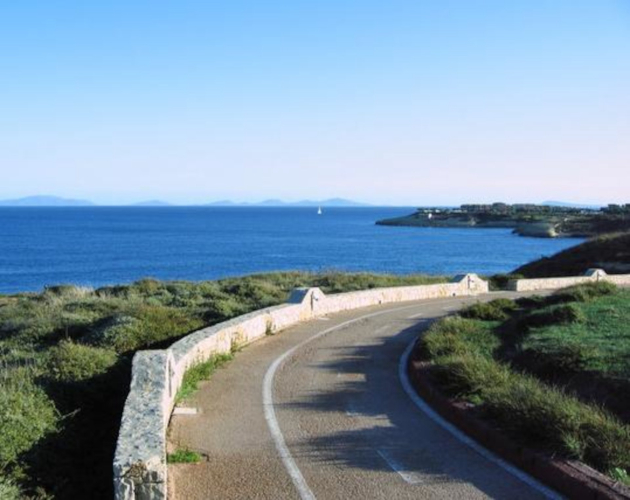 Pista ciclabile a Porto Torres con vista mare
