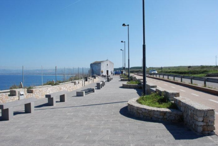 Passeggiata fino alla chiesa di Balai lontano