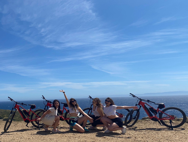 Ragazze durante escursione in e-bike all'Asinara