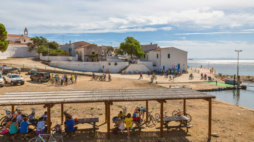 Gruppo durante escursione in e-bike all'Asinara