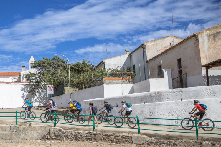 Gruppo di escursionisti in bici all'Asinara