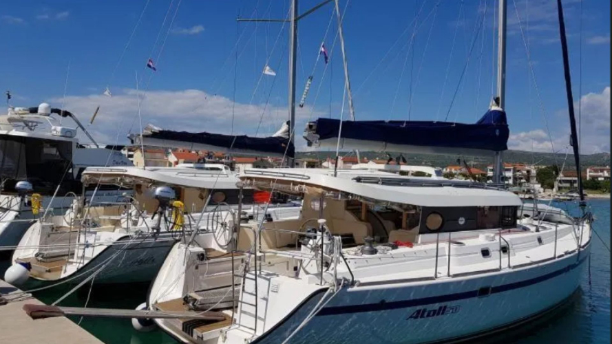 Barca a vela ormeggiata in un porto nel nord-est della Sardegna