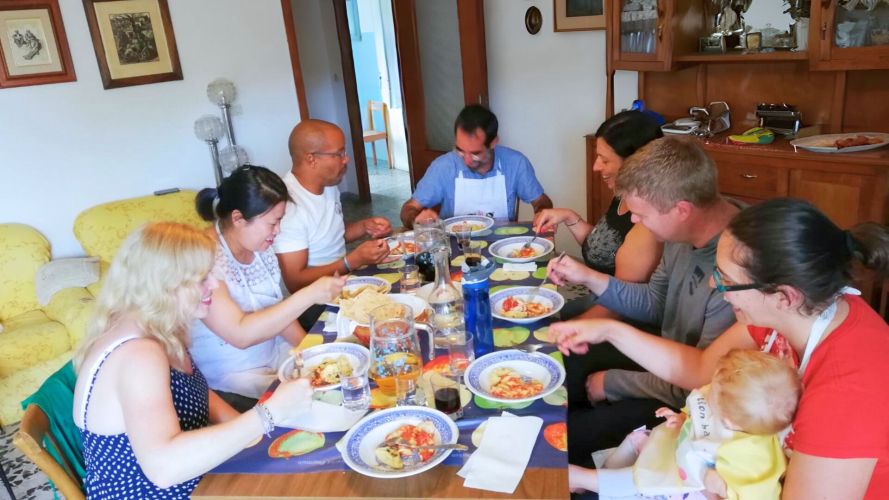 Almuerzo de culurgiones realizado durante el taller