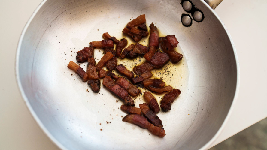 Guanciale rosolato all'interno della padella durante la lezione della pasta alla carbonara