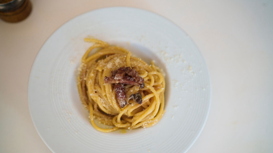 Pasta alla carbonara preparata durante la cooking class a Olbia