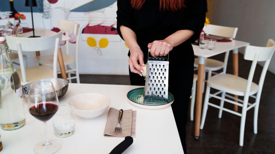 Preparazione del pecorino durante il laboratorio della pasta alla carbonara