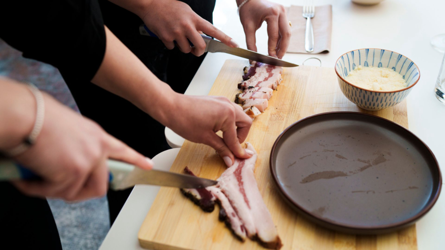 Taglio del guanciale durante la lezione di cucina sulla pasta alla carbonara