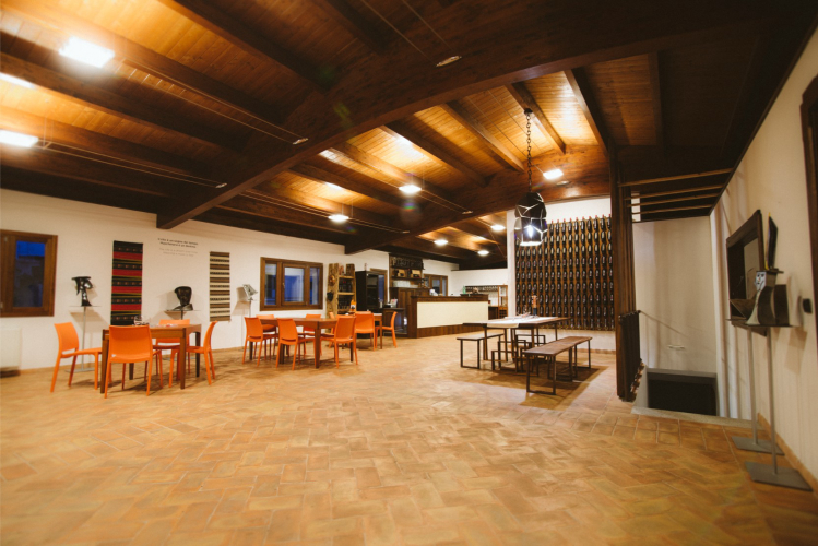 Salle de dégustation dans une cave à Mamoiada