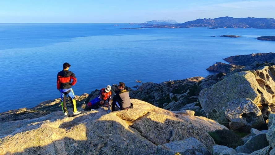 Trois gars se reposent pendant le tour en ebike dans l'archipel de La Maddalena