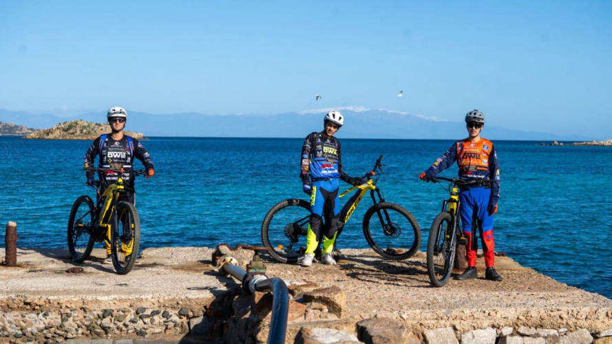 Trois jeunes hommes s'arrêtent sur le quai avant l'excursion en bicyclette électrique à La Maddalena et Caprera
