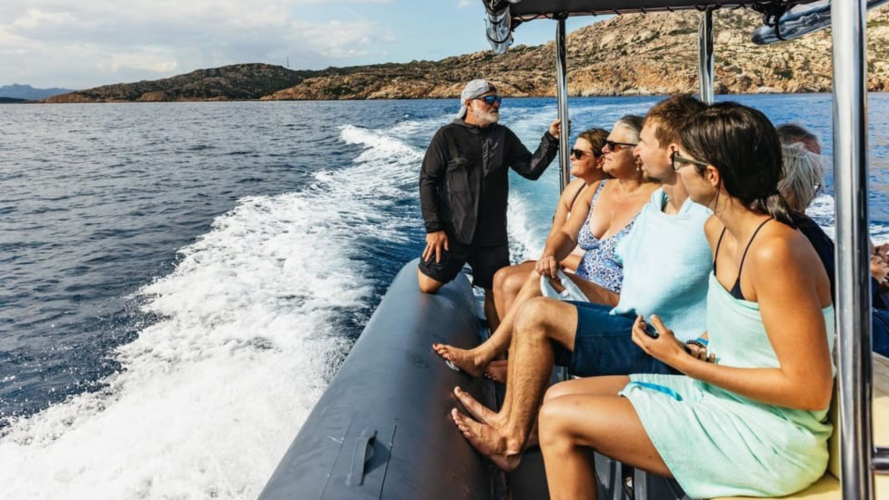 Navigation en dériveur entre les îles de l'archipel de La Maddalena
