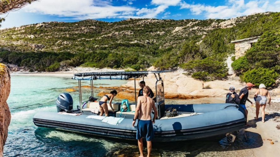 Arrêt dans une crique de l'archipel de La Maddalena pendant l'excursion en canot pneumatique