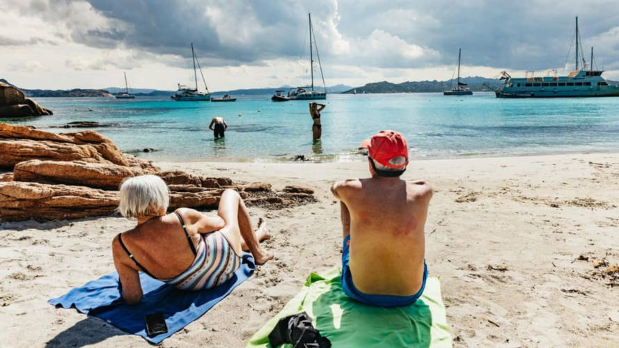 Deux personnes se détendent sur une plage de l'archipel de La Maddalena.