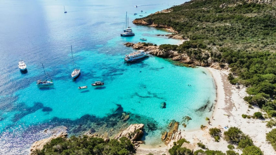Vue d'en haut sur la côte d'une île de l'archipel de La Maddalena