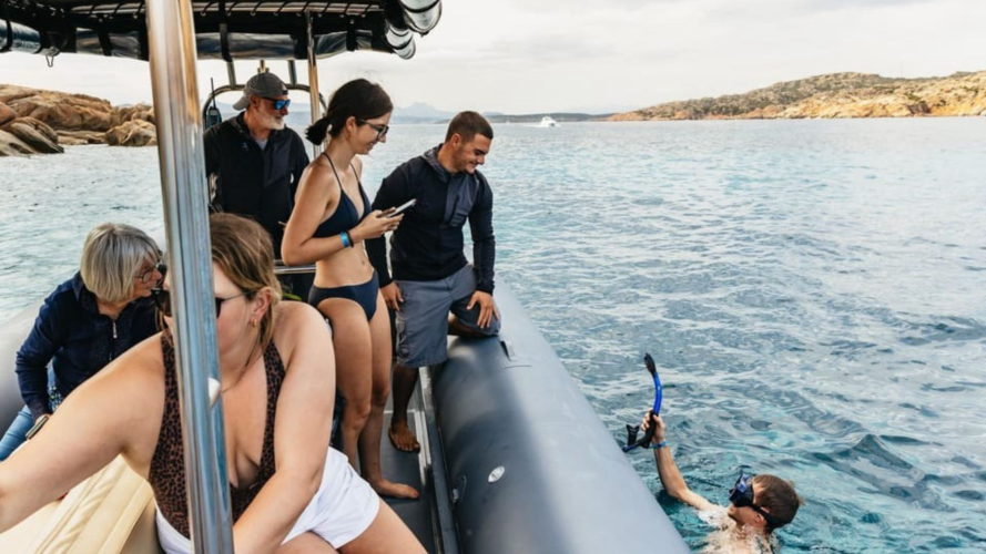 Arrêt baignade lors de l'excursion en dériveur et à vélo dans l'archipel de La Maddalena