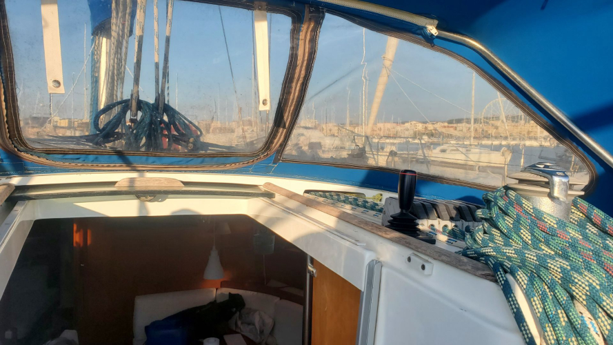 interno dell'imbarcazione e porto di Alghero