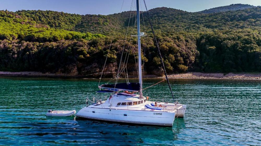 Katamaran in den Gewässern des La Maddalena-Archipels