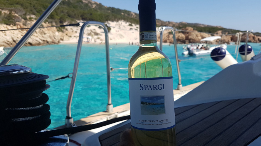 Weißwein an Bord eines Katamarans im La Maddalena-Archipel