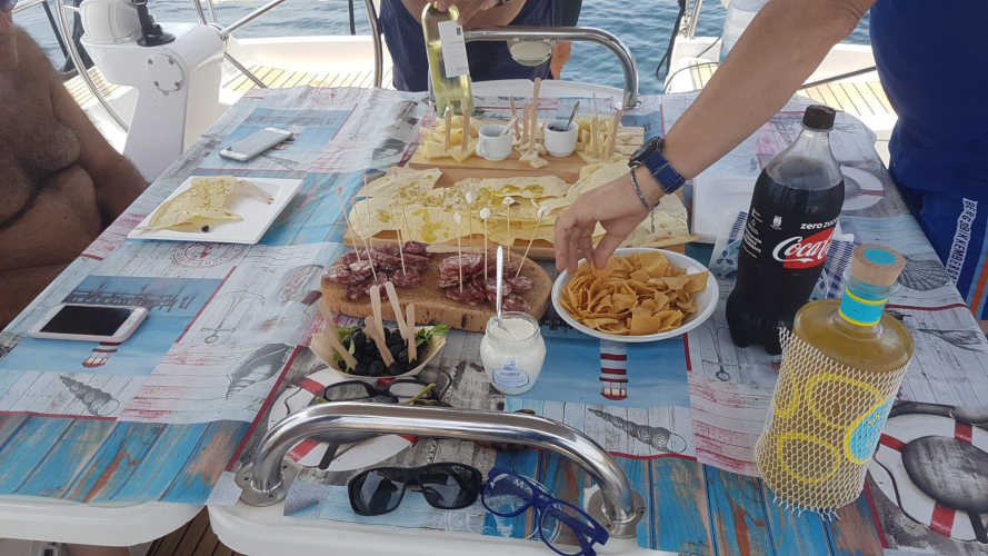 Tischset für einen Aperitif an Bord eines Katamarans im La Maddelana-Archipel