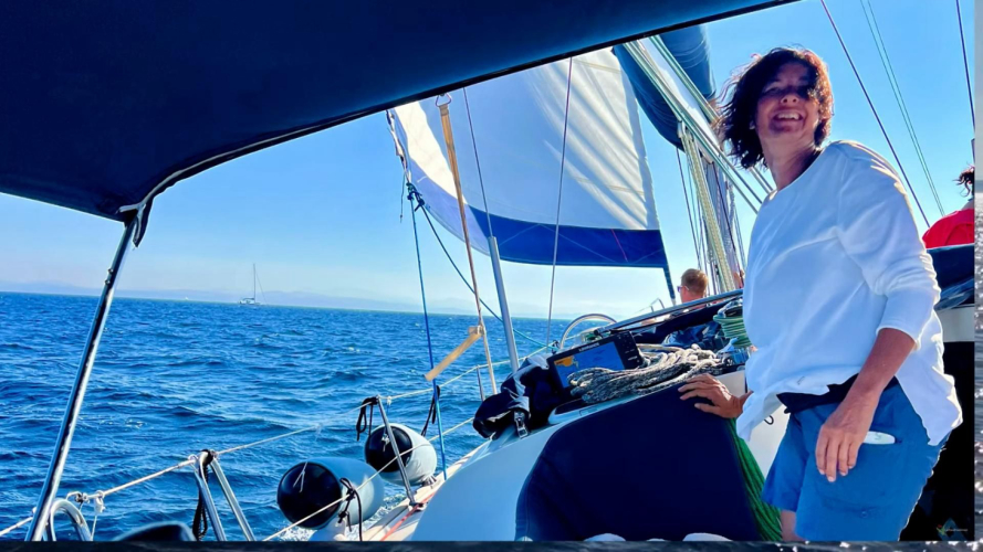 Persona a bordo della barca a vela mentre naviga verso la Corsica