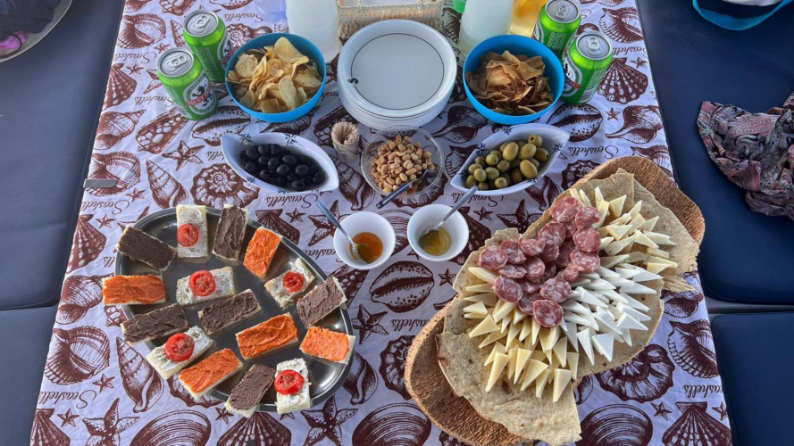 Aperitivo servito a bordo della barca a vela che parte da Santa Teresa di Gallura
