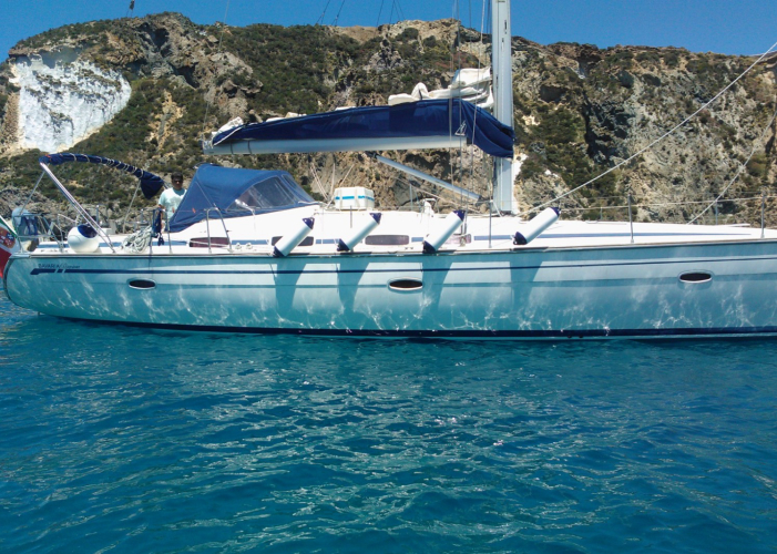 Navegación en velero por las aguas cristalinas de la isla de Tavolara