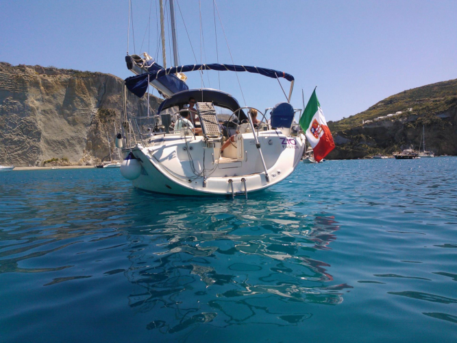 Popa del velero durante la excursión en el Área Marina Protegida de Tavolara