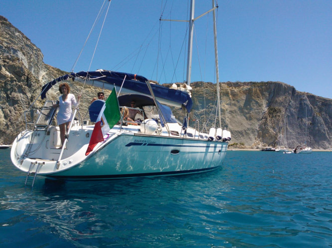 Velero con personas a bordo durante la excursión a Tavolara