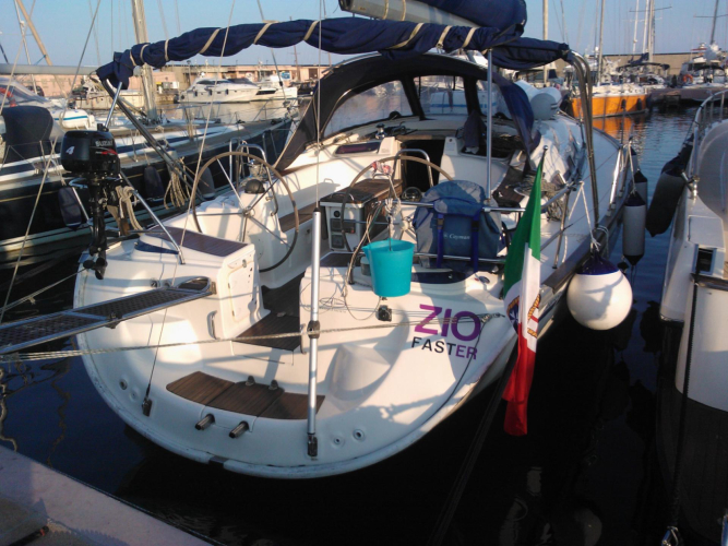 Detalle del barco amarrado en Porto San Paolo