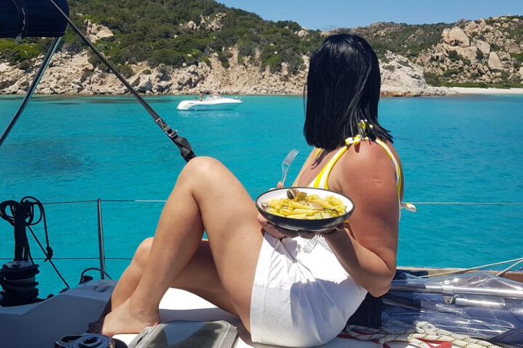Chica a bordo del velero durante la excursión a Tavolara