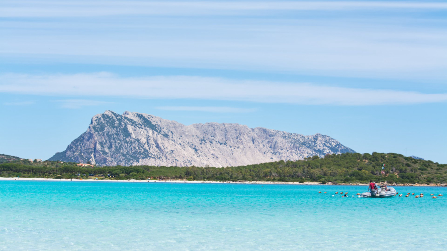 <p>Isla de Tavolara y mar turquesa</p><p><br></p>