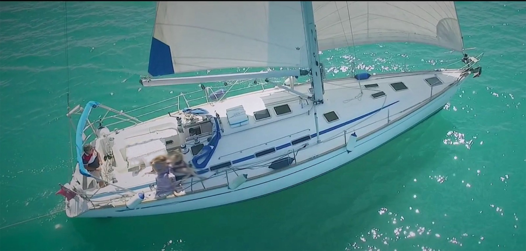 Barca a vela naviga nelle acque cristalline di Palau