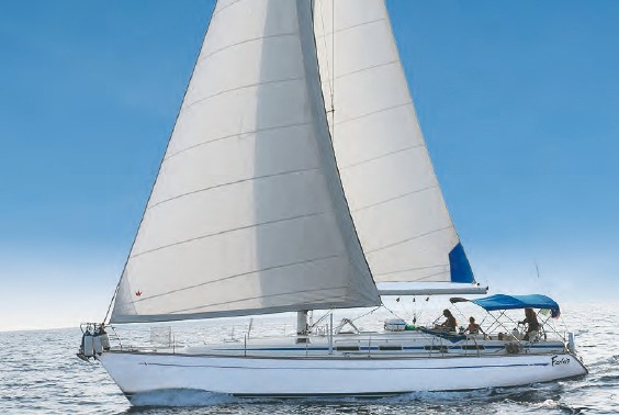 Barca a vela naviga nella costa nord della Sardegna