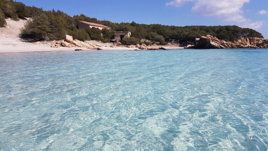 Spiaggia dalle acque cristalline dell'arcipelago di La Maddalena