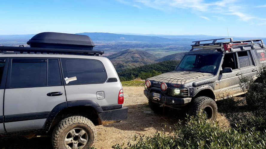 Zwei Geländewagen auf dem Berg Gentilis