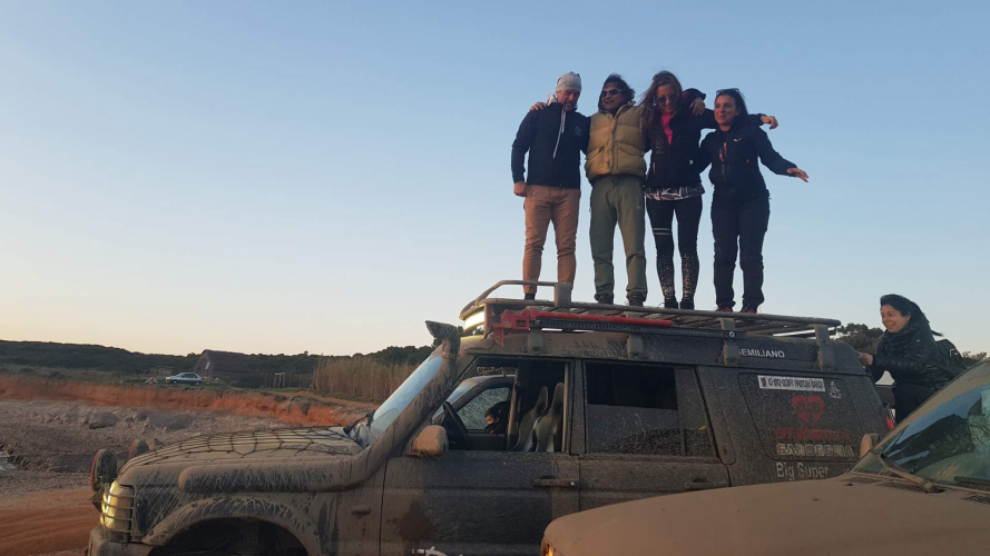 Glückliche Wanderer auf der Off-Road