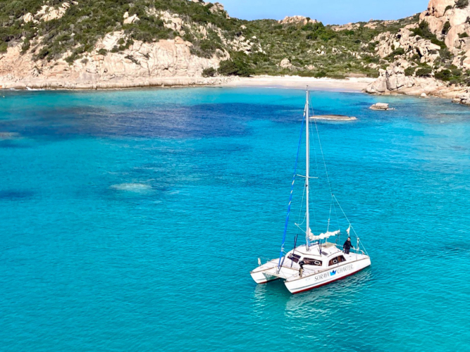 Arcipelago di La Maddalena e catamarano durante tour giornaliero