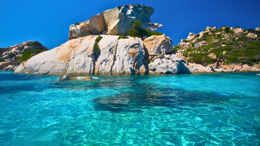Kristallklares Meer des Archipels von La Maddalena