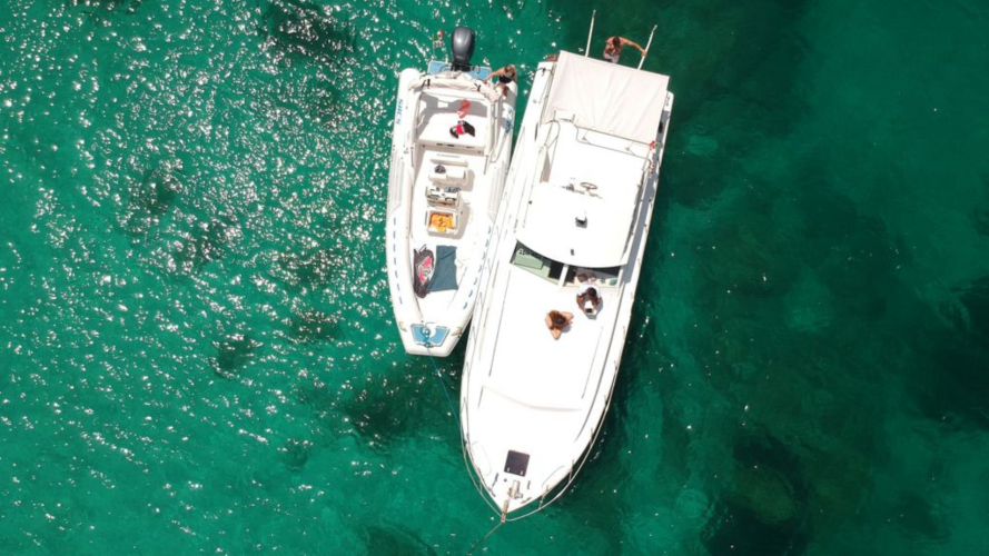 Vue d'ensemble du bateau naviguant dans les eaux cristallines de La Maddalena