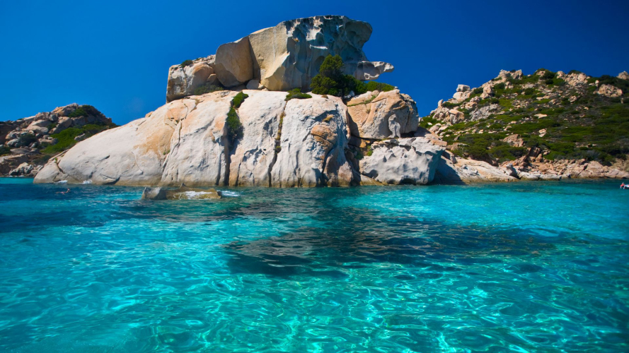 Kristallklares Meer an der Nordküste Sardiniens