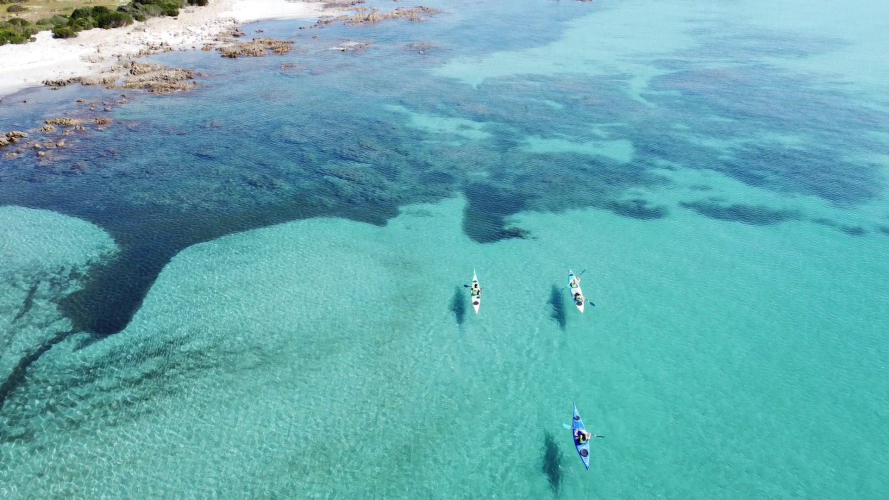 <p>Photo panoramique de la côte de Biderosa avec kayak randonneurs pagayant dans les eaux claires pour la plongée en apnée</p><p><br></p>