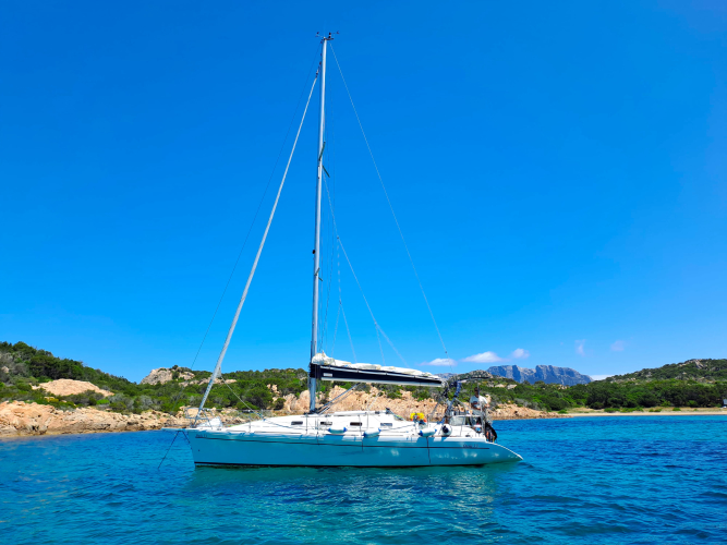Barca a vela in tour tra Tavolara e Cala Moresca