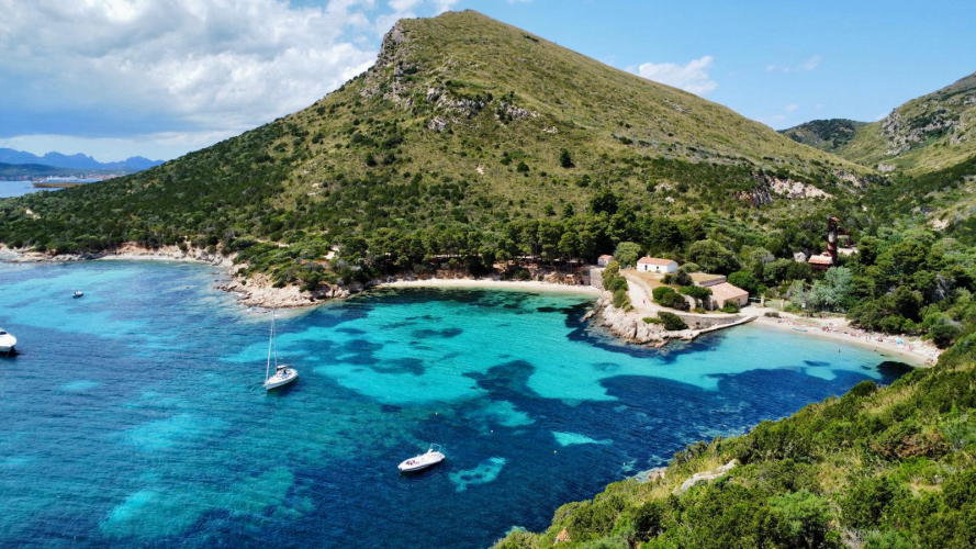 Barca a vela in tour tra Tavolara e Cala Moresca