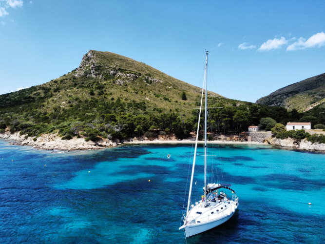 Barca a vela in tour tra Tavolara e Cala Moresca