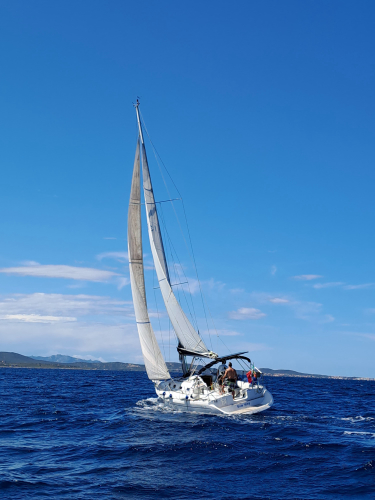 Barca a vela in tour tra Tavolara e Cala Moresca