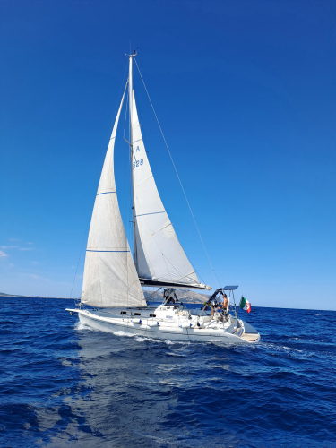 Barca a vela in tour tra Tavolara e Cala Moresca