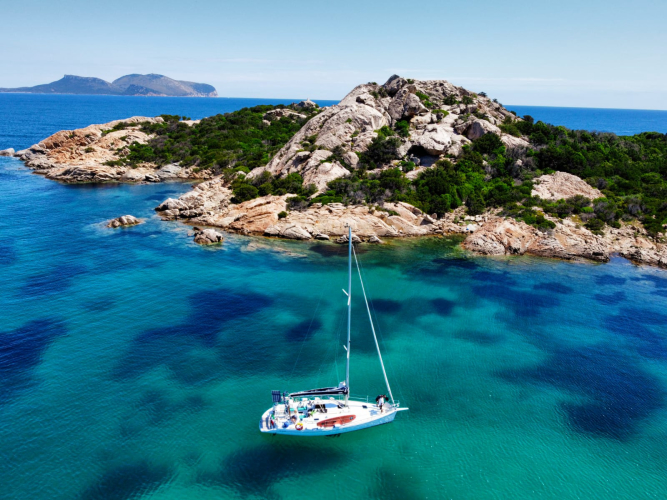 Barca a vela in tour tra Tavolara e Cala Moresca