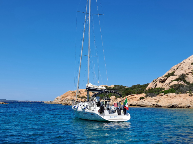 Barca a vela in tour tra Tavolara e Cala Moresca