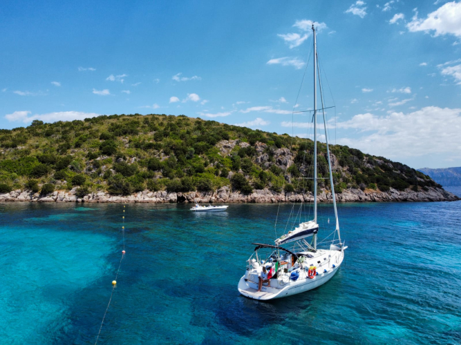 Barca a vela in tour tra Tavolara e Cala Moresca