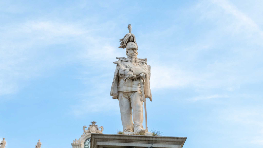Statua in piazza d'Italia a Sassari